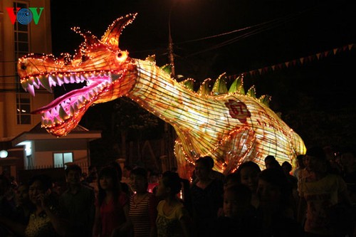 Lantern parade celebrates mid-autumn festival  - ảnh 2